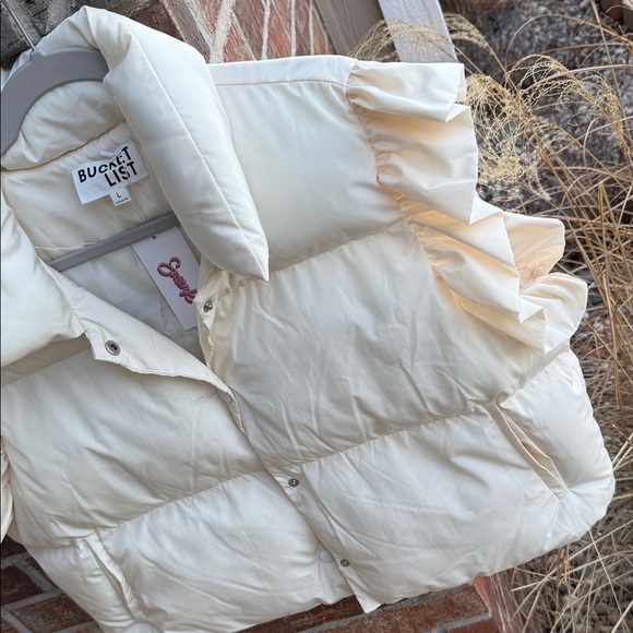 Bucketlist Ladies L “Maria” Cream Ruffle Sleeve Cropped Puffer Vest - Picture 6 of 11